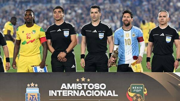 Los jugadores de Benín le mostraron mucho cariño a Messi (Reuters)