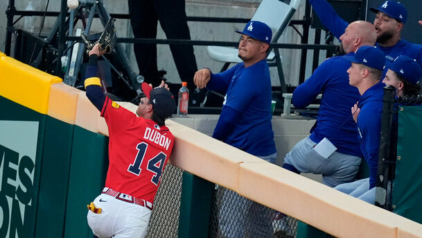 Mauricio Dubón atrapó la pelota saltando sobre la barda del Truist Park. (Foto: X/MLB)