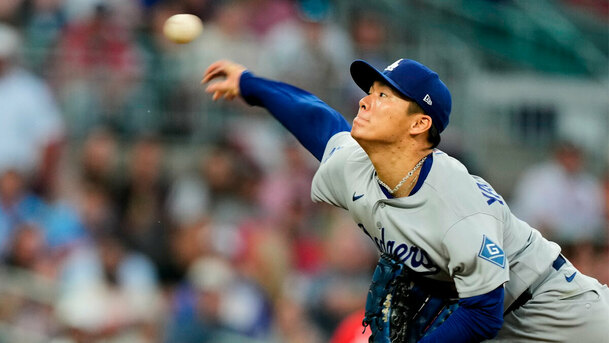 Yoshinobu Yamamoto alcanzó una marca personal de ponches en la victoria de Dodgers. (Foto: MLB.com)