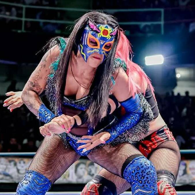 India Sioux aplica una llave contra una rival en la Arena Coliseo. FOTO: Cortesía CMLL
