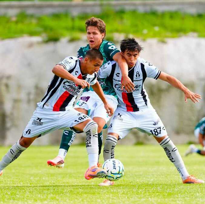 Santiago Cisneros en un partido ante Altas (Imago7)