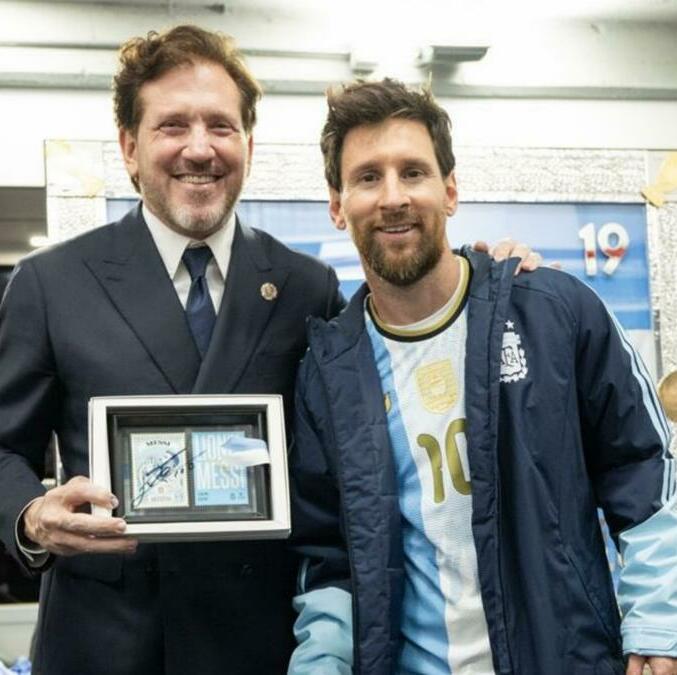 Alejandro Domínguez y Lionel Messi (X: @agdws)