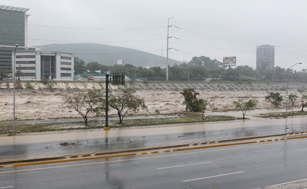 Imagen de un área devastada por el paso de un huracán, mostrando los efectos destructivos en la infraestructura y el paisaje.