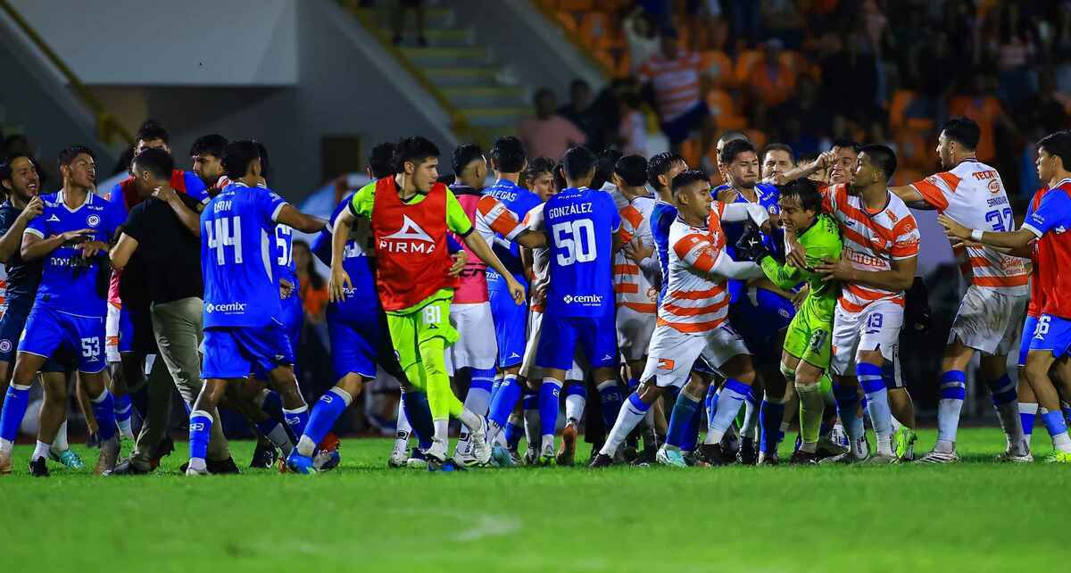Pelea entre Cruz Azul Hidalgo y Correcaminos (Imago7)