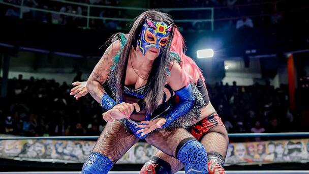 India Sioux aplica una llave contra una rival en la Arena Coliseo. FOTO: Cortesía CMLL