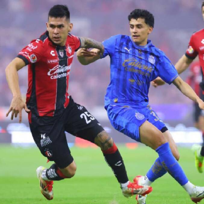 Jorge Rodríguez y Richard Ledezma, durante el partido entre Atlas y Chivas en el Clausura 2026. FOTO: Imago7