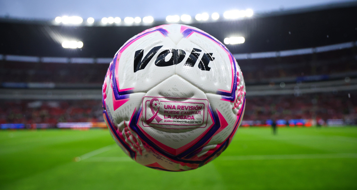 Balón de la Liga MX por la campaña para la concientización del Cáncer de Mama (Imago7)