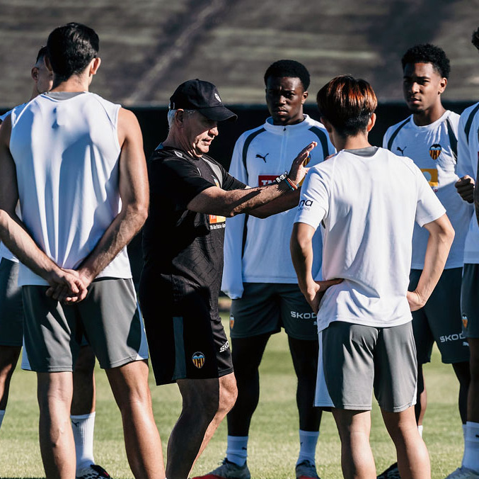 Javier Aguirre se gana el respaldo de sus jugadores en Valencia. (Foto: X @valenciacf)