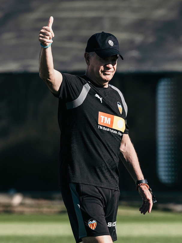 El Vasco Aguirre ha sido bien recibido en Valencia. (Foto: X @valenciacf)