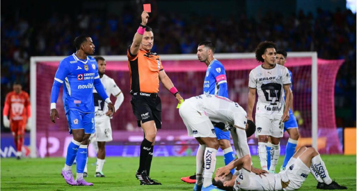 El árbitro Ismael Rosario López Peñuelas muestra la tarjeta roja al Chino Huerta. FOTO: Imago7