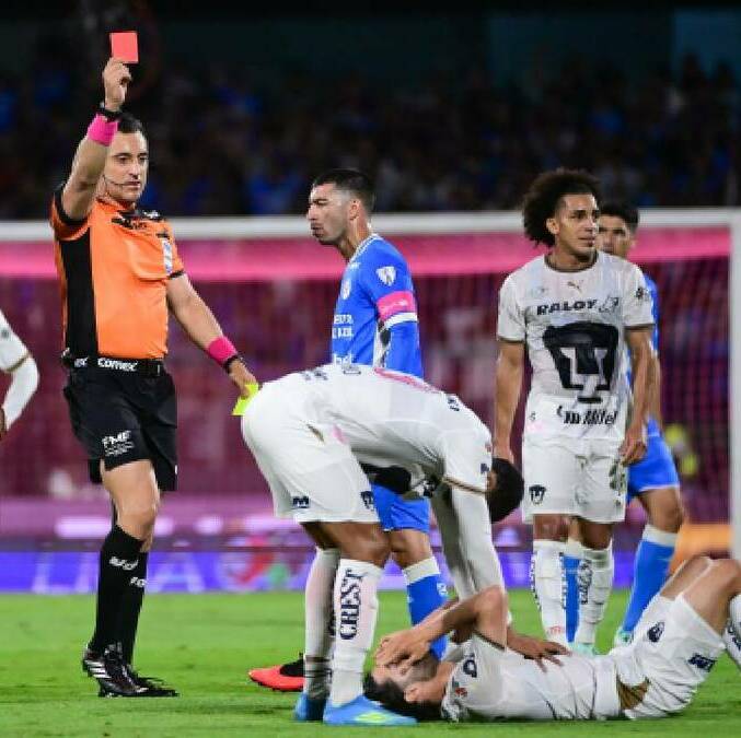 El árbitro Ismael Rosario López Peñuelas muestra la tarjeta roja al Chino Huerta. FOTO: Imago7