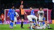 El árbitro Ismael Rosario López Peñuelas muestra la tarjeta roja al Chino Huerta. FOTO: Imago7
