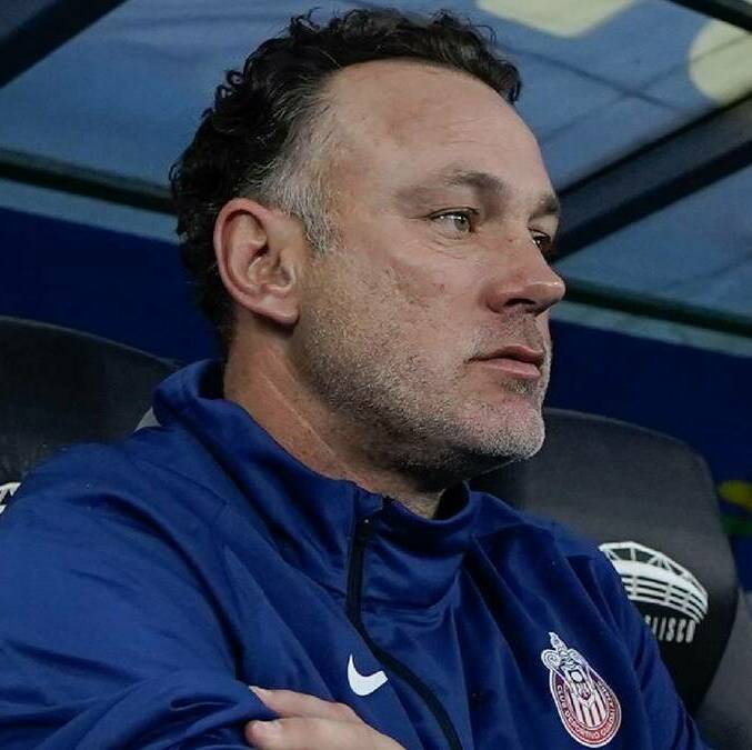 Gabriel Milito, desde la banca de su equipo, previo al Clásico Tapatío. FOTO: Imago7