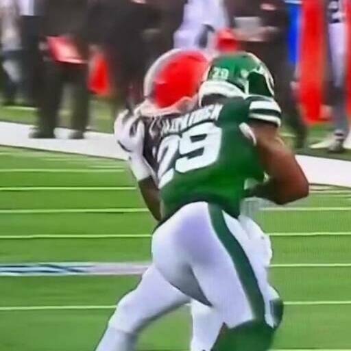 KC Concepcion queda tendido tras un fuerte golpe en la NFL. FOTO: Capturas