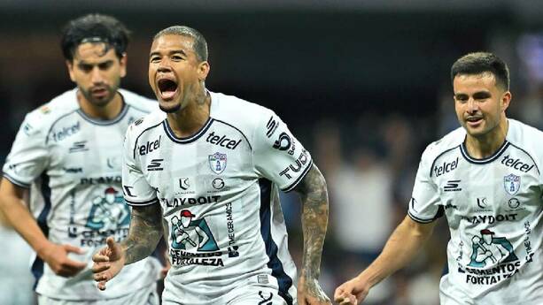 Robert Kenedy celebra su anotación en el partido entre Atlante y Pachuca desde el Banorte. FOTO: Imago7