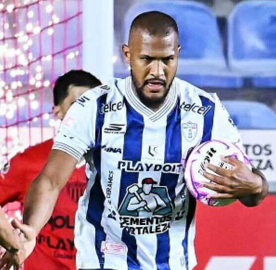 Salomón Rondón celebra uno de los dos goles ante Necaxa. FOTO: Mexsport
