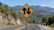 Señales de tránsito: qué significa la doble circulación y cuándo aplica. (ChatGPT).