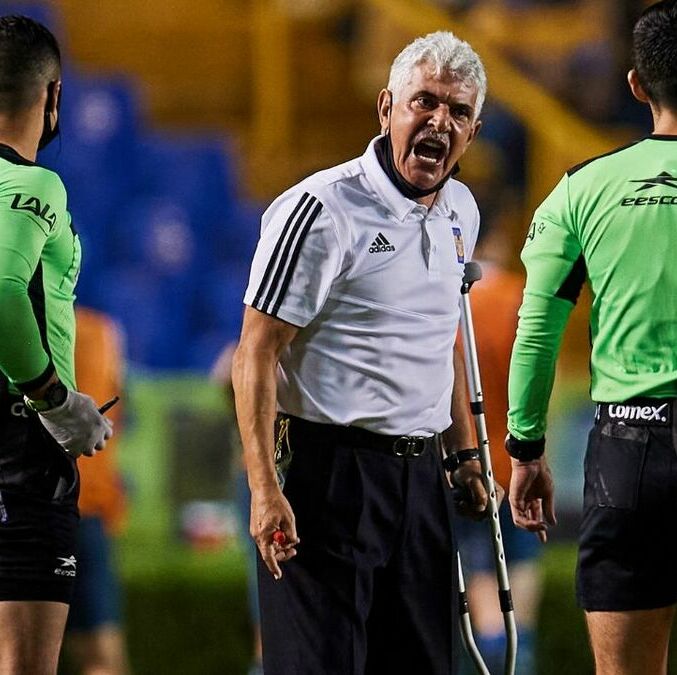 Tuca enfrentó a los árbitros en partidos ante América. (Foto: Mexsport)