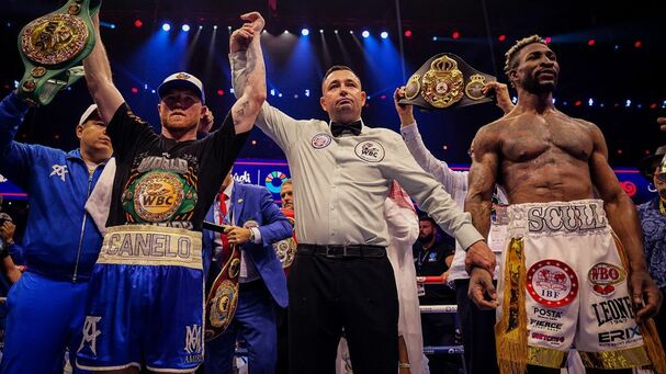 Canelo, al momento de la decisión contra Scull (@turki_alalshikh)
