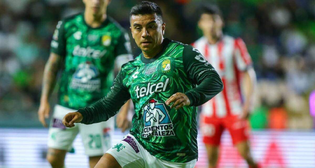 Fernando Beltrán disputa el balón en un partido del León en el Apertura 2026. FOTO: Imago7