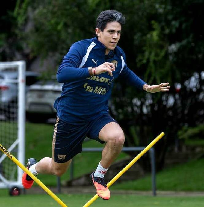 José Juan Macías salta obstáculos durante unos ejercicios en Cantera. FOTO: @jjmacias9