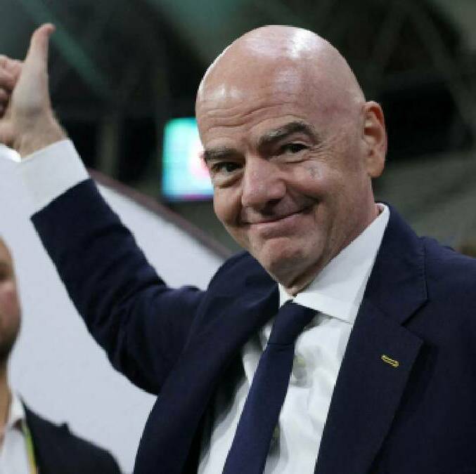 Gianni Infantino levanta su dedo pulgar durante un evento de la FIFa. FOTO: Reuters