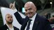 Gianni Infantino levanta su dedo pulgar durante un evento de la FIFa. FOTO: Reuters
