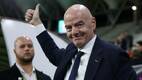 Gianni Infantino levanta su dedo pulgar durante un evento de la FIFa. FOTO: Reuters