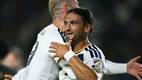 Justin Haak (15), mdiocampista del LA Galaxy celebra con Joao Klauss (99) uno de los dos goles ante el Portland Timbers. FOTO: Reuters