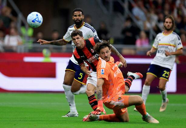 Milan consigue su tercera victoria de la temporada / Reuters