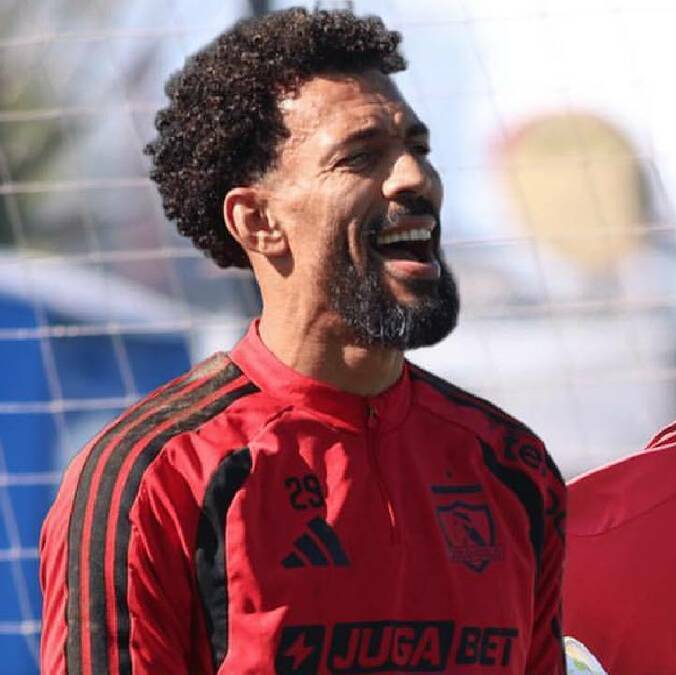 Vozinha, durante una sesión de entrenamiento con Colo Colo. FOTO: @vozinha1