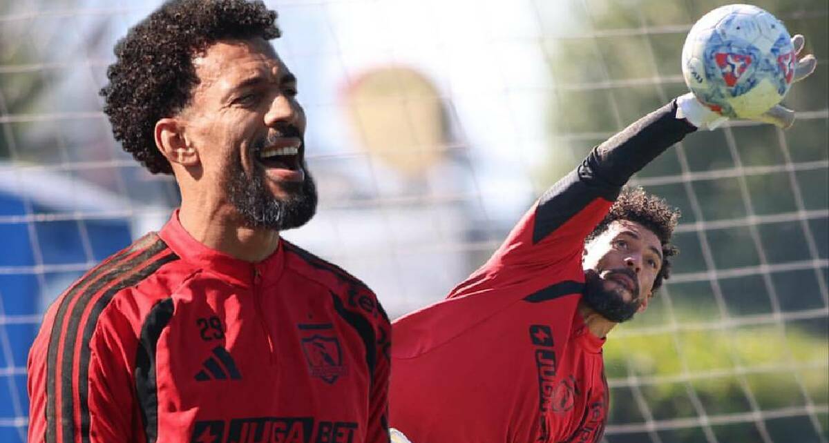 Vozinha, durante una sesión de entrenamiento con Colo Colo. FOTO: @vozinha1