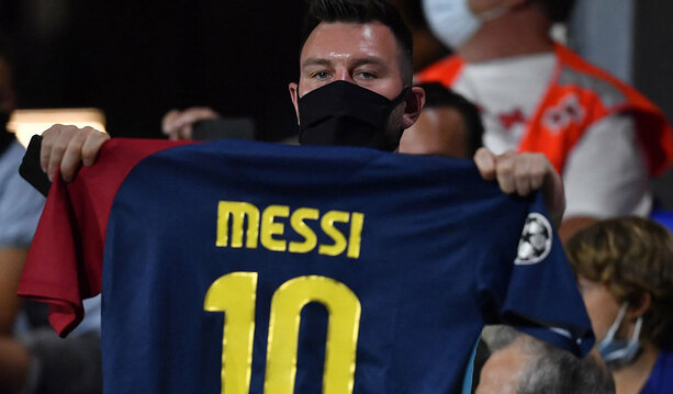 Aficionados del Barcelona corearon a Messi en el Trofeo Joan Gamper tras su despedida. (AFP)