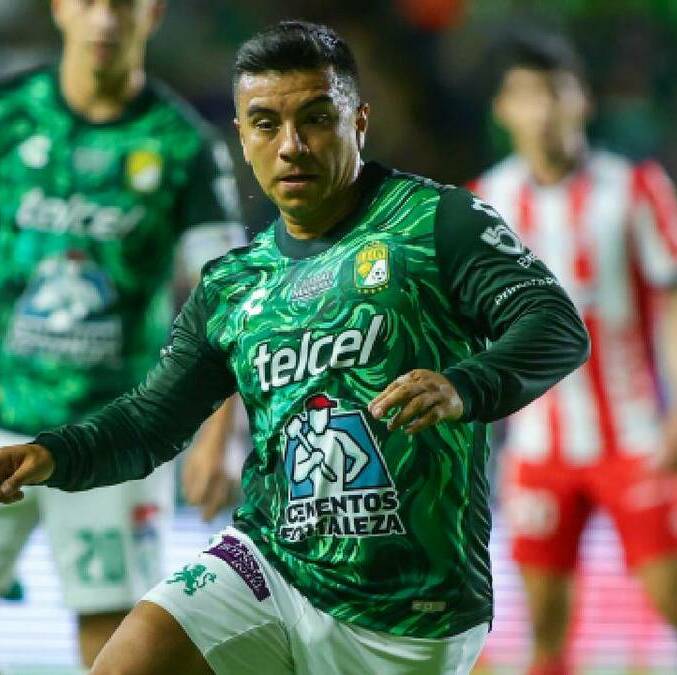 Fernando Beltrán disputa el balón en un partido del León en el Apertura 2026. FOTO: Imago7