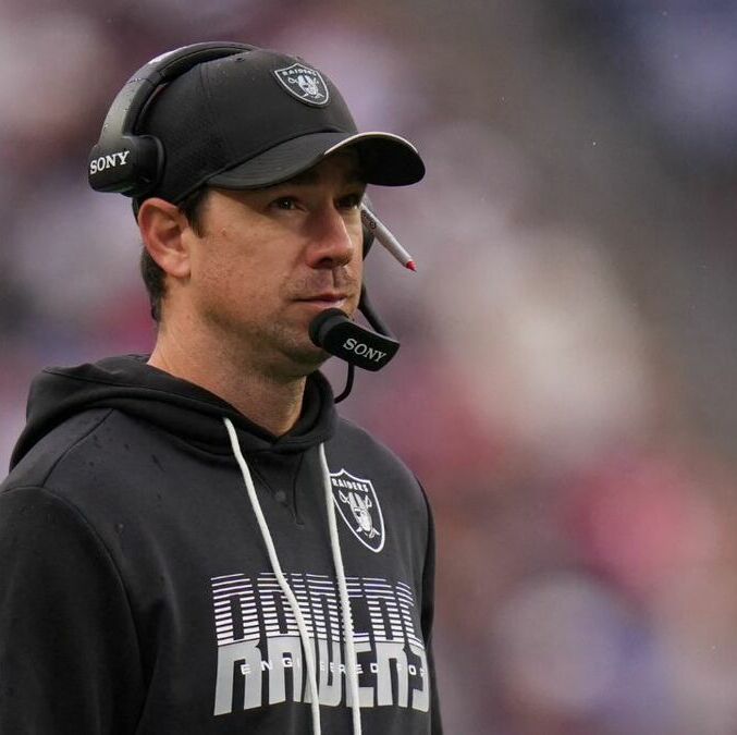 Klint Kubiak definió a su quarterback titular para medirse a los Bills (Fotografía: Reuters)