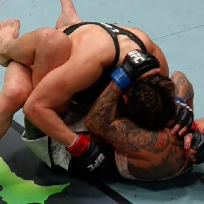Loopy Godínez llevó la peleo al suelo en el tercer asalto para vencer a su rival por decisión unánime. FOTO: Captura Paramount+