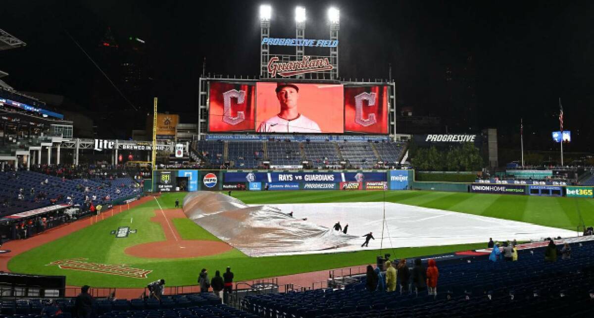La MLB pospuso el juego 4 entre los Rays y los Guardians por cuestiones climáticas. FOTO: Reuters