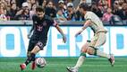 Leo Messi disputa el balón con el mediocampista del Atlanta United, Giuliano Galoppo. FOTO: Reuters