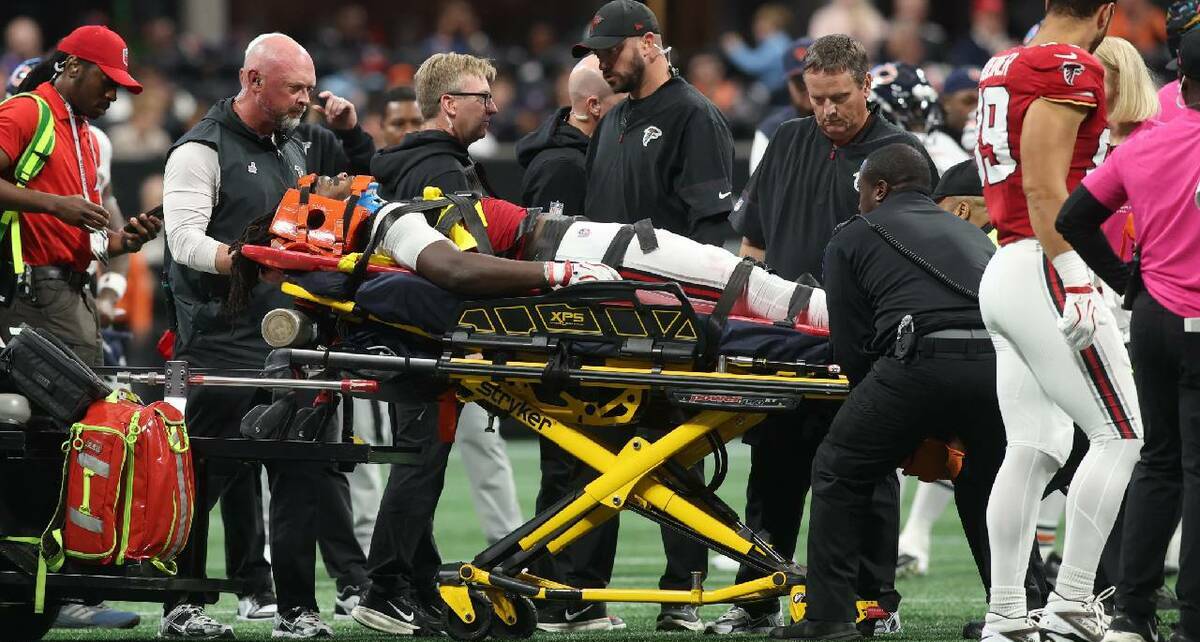 Kendal Daniels, linebacker de los Falcons, fue retirado del campo en camilla tras sufrir un duro golpe en el tercer cuarto. FOTO: Reuters