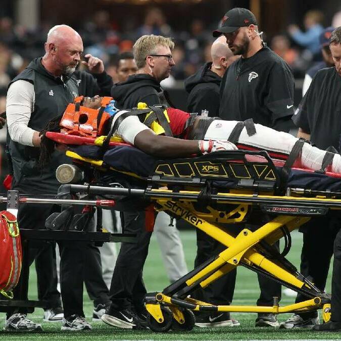 Kendal Daniels, linebacker de los Falcons, fue retirado del campo en camilla tras sufrir un duro golpe en el tercer cuarto. FOTO: Reuters