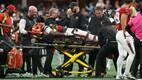 Kendal Daniels, linebacker de los Falcons, fue retirado del campo en camilla tras sufrir un duro golpe en el tercer cuarto. FOTO: Reuters
