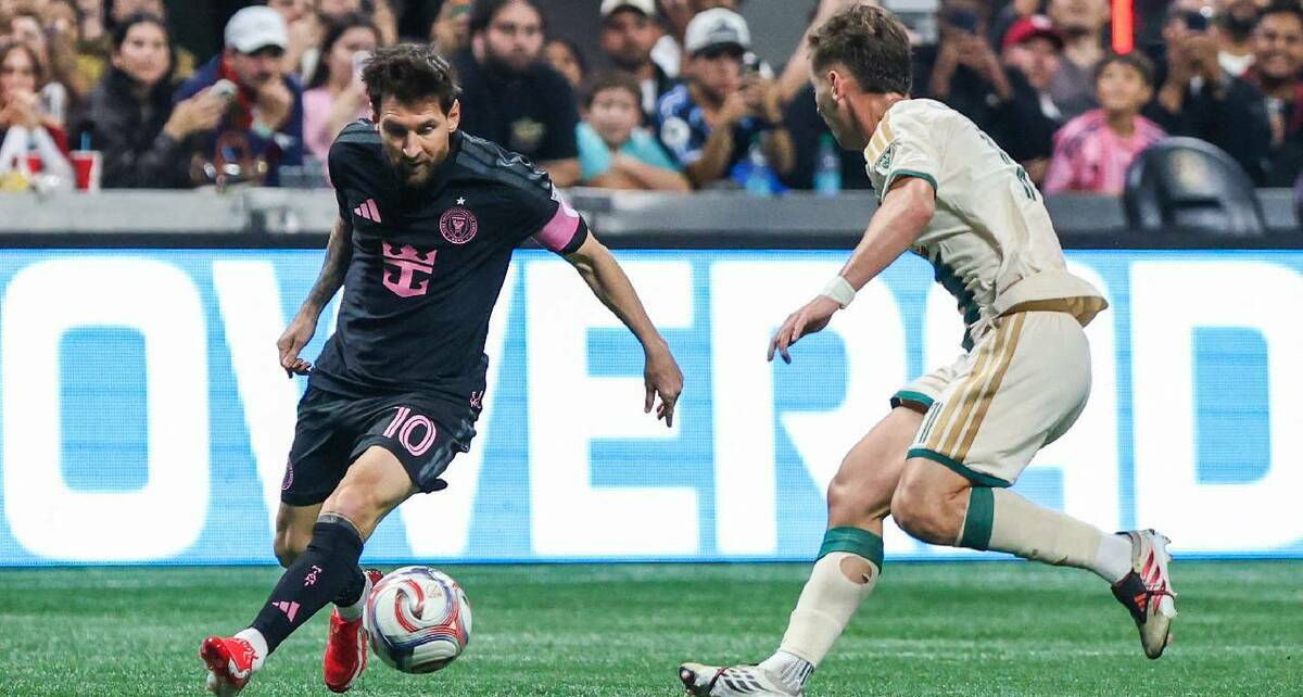 Leo Messi disputa el balón con el mediocampista del Atlanta United, Giuliano Galoppo. FOTO: Reuters