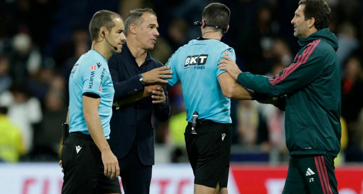 Luis García Plaza salió muy molesto con la actuación del arbitraje (Fotografía: Reuters)