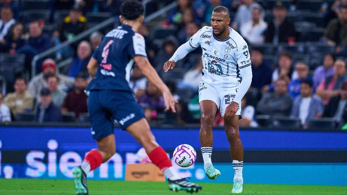 Salomón Rondón conduce el balón durante el partido entre Rayados y los Tuzos del Pachuca. FOTO: Mexsport