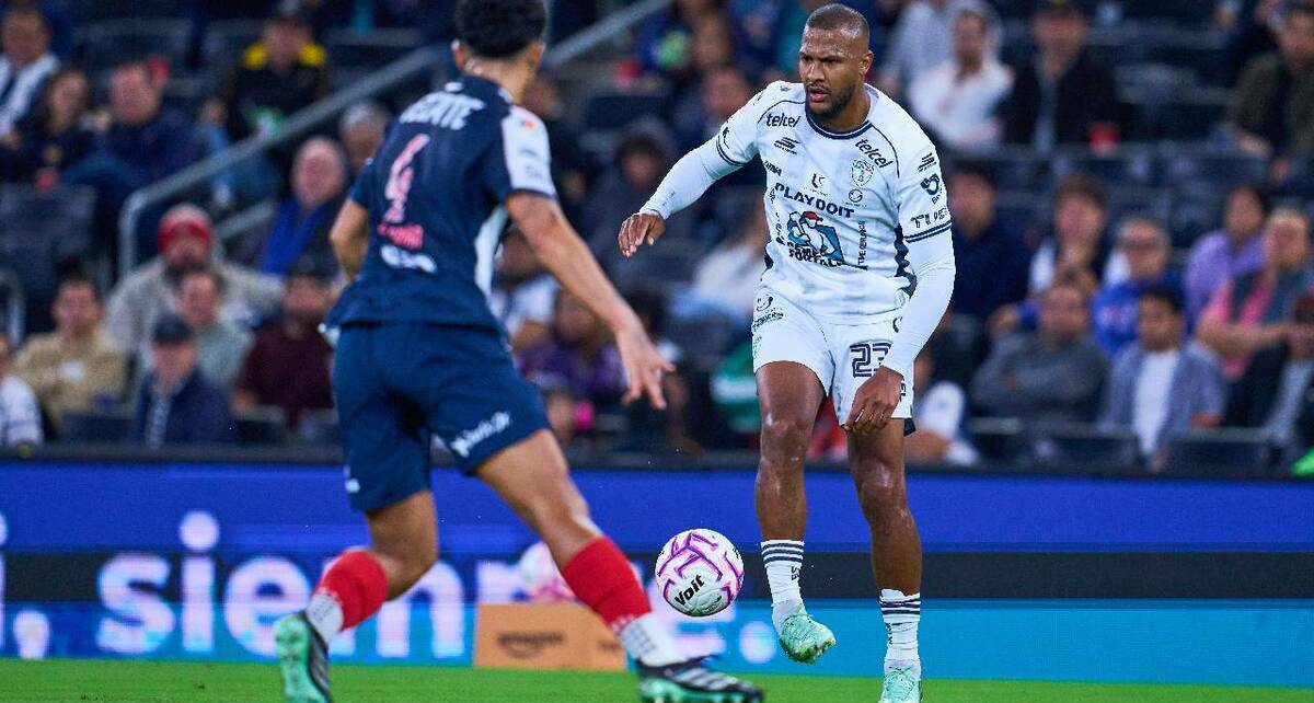 Salomón Rondón conduce el balón durante el partido entre Rayados y los Tuzos del Pachuca. FOTO: Mexsport