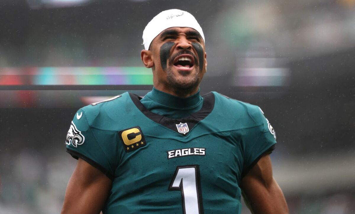 Jalen Hurts recibe diagnóstico médico que pondría fin a su temporada en la NFL 2026. (Reuters).