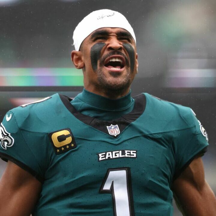 Jalen Hurts recibe diagnóstico médico que pondría fin a su temporada en la NFL 2026. (Reuters).