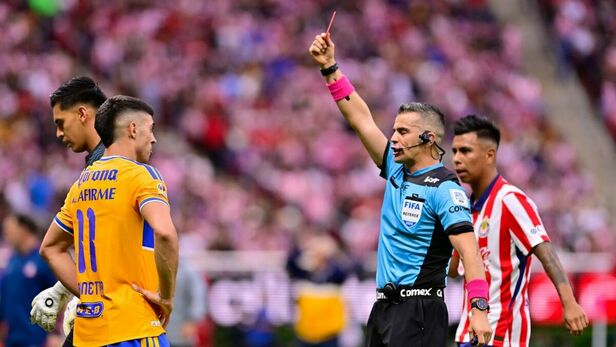 Juan Brunetta vio la tarjeta roja ante Chivas (Fotografía: Mexsport)
