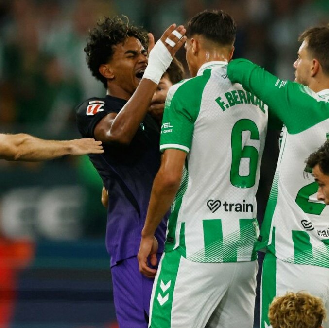 Facundo Bernal fue expulsado en el Betis vs Barcelona (Reuters)