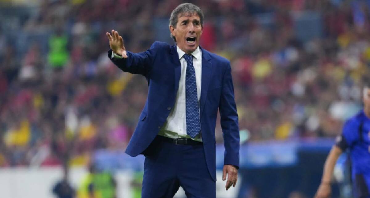 Guillermo Almada da indicaciones durante el partido entre América y Atlas. FOTO: Imago7